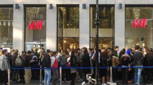 Colas kilométricas para conseguir una prenda de la colección de Balmain para H&M