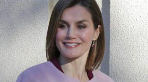 La Reina Letizia, siempre a la moda: estrena abrigo rosa cuarzo