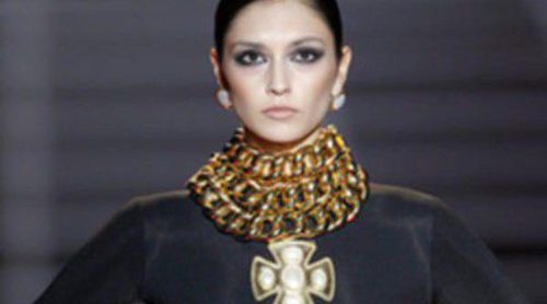 El oro y las joyas XXL protagonizan el espectacular desfile de Aristocrazy en Madrid Fashion Week