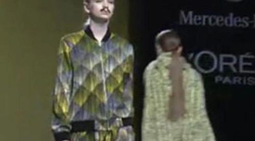 Vestidos masculinos y bigotes femeninos en el desfile de Carlos Díez en la Fashion Week Madrid