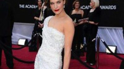 Milla Jovovich, Emma Stone y Rooney Mara destacan sobre la alfombra roja de los Oscar 2012