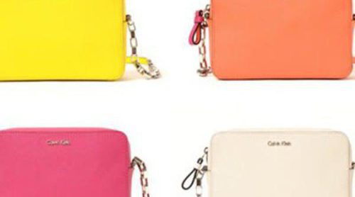 El 'it bag' de Calvin Klein viene a tamaño reducido y con mucho colorido para verano 2016