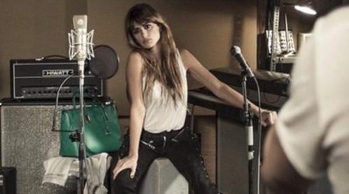 Penélope Cruz vuelve a ser la imagen de Caprisa, esta vez con canción para primavera/verano 2016