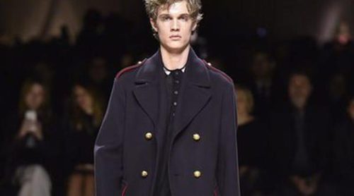 Burberry representa la combinación de lo masculino y lo femenino para otoño/invierno 2016/2017