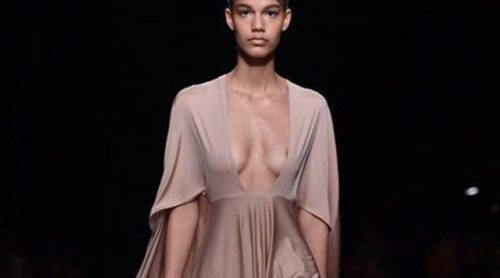 La mujer de Valentino en Paris Fashion Week: Femenina, sexy y elegante