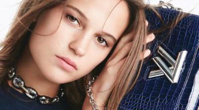 Alicia Vikander apuesta por el 'twist' con el nuevo bolso de Louis Vuitton