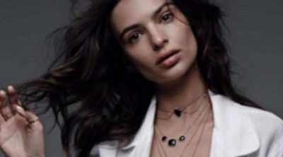 Emily Ratajkowski se desnuda para conquistar la nueva colección de joyas de Jacquie Aiche