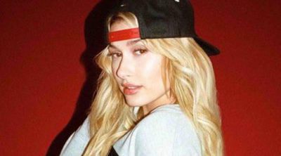 Hailey Baldwin revive los 90s con la nueva colección denim de Tommy Hilfiger