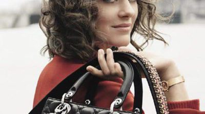 Marion Cotillard pasea por París con los nuevos modelos de Lady Dior 2016