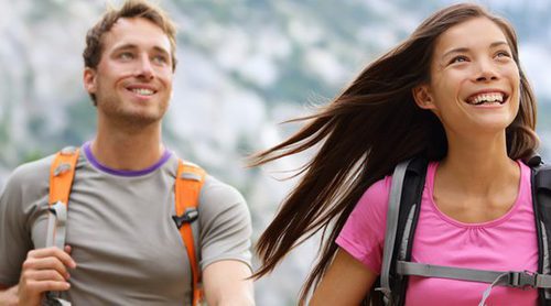 Cómo vestirse para una excursión a la montaña en verano