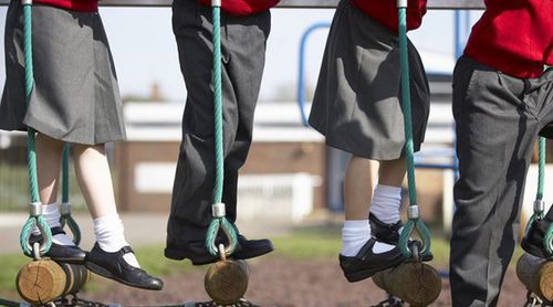 Uniforme femenino para el colegio: ¿Falda o pantalón?