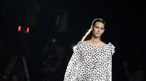 Frescura y sensualidad definen la colección de Roberto Torretta primavera/verano 2017 presentada en la Madrid Fashion Week