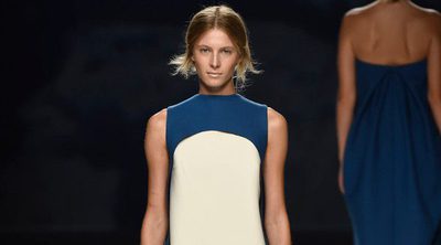 Blancos y azules urbanos en la colección primavera/verano 2017 de Devota & Lomba para Madrid Fashion Week