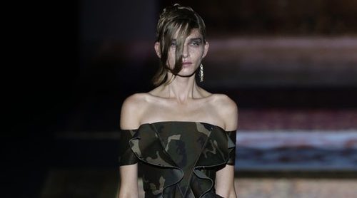 Volúmenes y camuflaje en la colección primavera/verano 2017 de Ana Locking en la Madrid Fashion Week