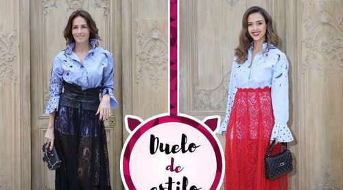 Jessica Alba y Adriana Abascal coinciden en un desfile con la misma camisa de Valentino