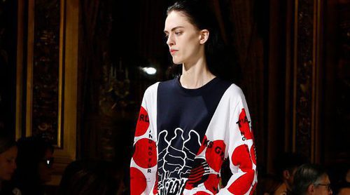 La comodidad y la fuerza femenina de Stella McCartney para la colección primavera/verano 2017 en París Fashion Week