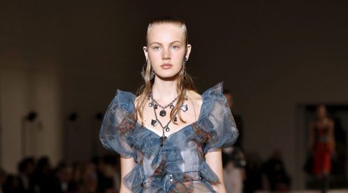 Fusión de romanticismo y punk: Alexander McQueen consigue un espíritu lírico con su colección SS17