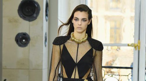 Poder ecléctico femenino: Louis Vuitton arrasa en la Plaza Vêndome con su primavera 2017