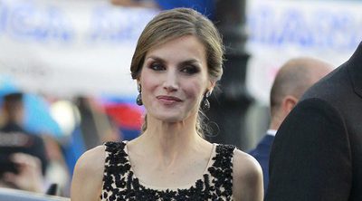 La Reina Letizia apuesta sobre seguro y brilla con su Felipe Varela en los Princesa de Asturias 2016