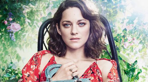 Marion Cotillard vuelve a poner rostro a los bolsos Lady Dior 2017 en una campaña muy floral