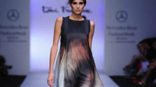 El diseñador catalán Toni Francesc desfila en la Fashion Week México