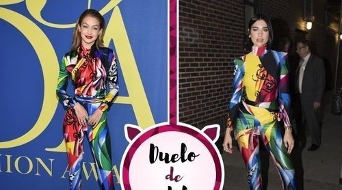 Gigi Hadid y Dua Lipa arriesgan con el extravagante mono de Versace. ¿Quién lo ha lucido mejor?