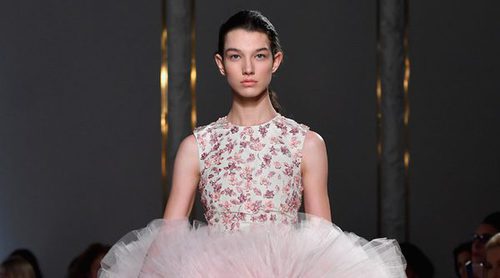 Giambattista Valli propone una primavera/verano 2017 vintage en la Semana de la Alta Costura de París