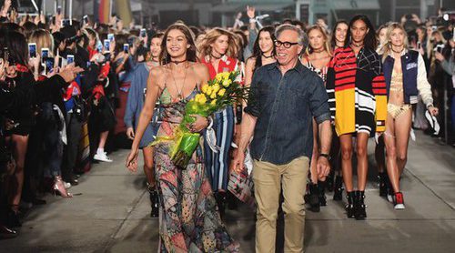 'Tommyland', un desfile sobre la nueva manera de vivir la moda por Tommy Hilfiger y Gigi Hadid