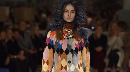 Prada apuesta por la estética de los 70 con su otoño/invierno 2017/2018 en la Milán Fashion Week