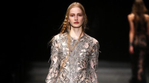 Alexander McQueen lleva la mágica tradición británica a Paris Fashion Week con su otoño/invierno 2017/2018