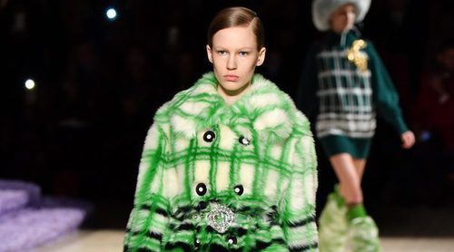 Miu Miu propone el pelo sintético a todo color como el tejido estrella en la Paris Fashion Week