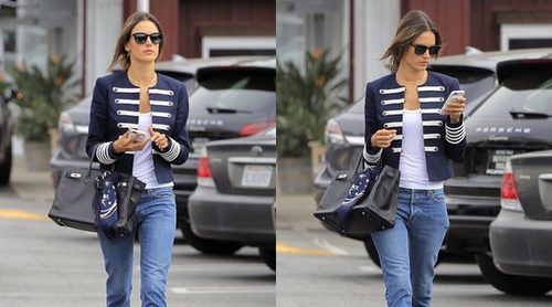 El outfit navy de Alessandra Ambrosio convertido en low cost: ¡Anímate a imitarlo!