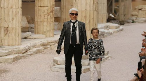 Chanel rinde tributo a las diosas griegas en su desfile Cruise 2018