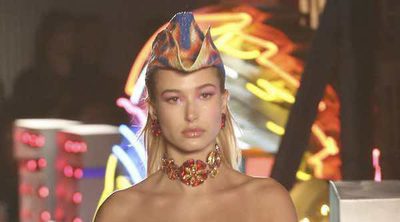 Moschino presenta su colección Resort 2018 marcada por los brillos y el fuego