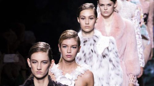 Las flores se apoderan del desfile de Alta Costura de Fendi para otoño/invierno 2017/2018