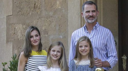 La Reina Letizia opta por el estilo 'navy' en su posado veraniego en Palma