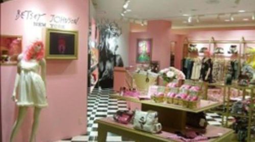 Betsey Johnson se declara en bancarrota y cierra la mayoría de sus tiendas