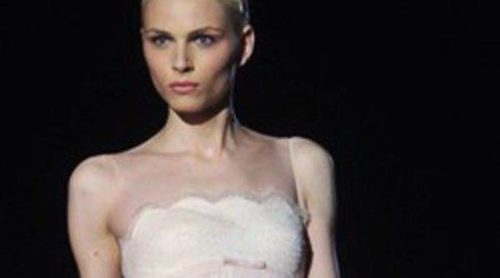 El andrógino Andrej Pejic inaugura el desfile de Rosa Clará en Barcelona