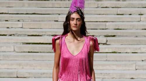 Plumas y flecos se suben a la pasarela de Nina Ricci en la París Fashion Week