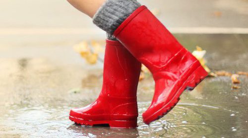 5 trucos para lucir las botas de agua con estilo