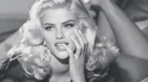 Guess Jeans rinde homenaje a Anna Nicole Smith con una con una colección cápsula inspirada en los 90