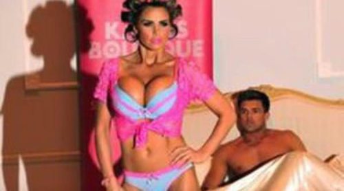 Katie Price presenta su atrevida línea de ropa interior