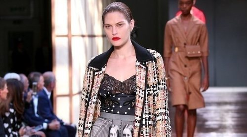 Burberry homenajea a su nuevo logo con su primavera/verano 2019 en la London Fashion Week