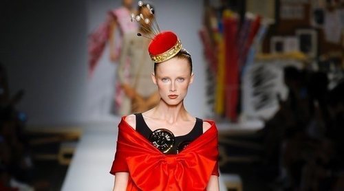 Los bocetos de Moschino cobran vida en su primavera/verano 2019 en la Milán Fashion Week