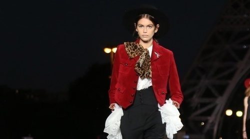 Yves Saint Laurent apuesta por el estilo más rockero y sexy en la Paris Fashion Week