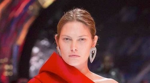 Balenciaga juega co los volúmenes en su colección primavera/verano 2019 en la Paris Fashion Week