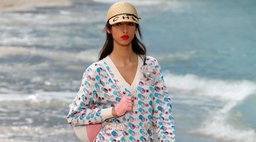 Una idílica playa llega al centro de la París Fashion Week con el desfile más veraniego de Chanel