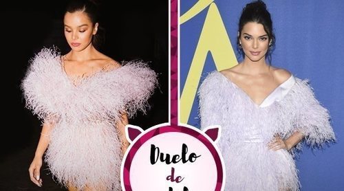 Kendall Jenner y Hailee Steinfeld con dos vestidos casi idénticos. ¿Quién luce mejor las plumas?