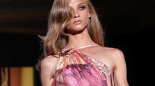 Atelier Versace abre la pasarela de la Alta Costura de París otoño/invierno 2012/2013