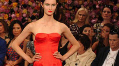 Christian Dior sube a la pasarela de la Alta Costura de París líneas femeninas y románticas flores